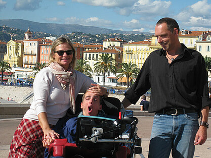 Ein Besuch in Nizza, die Strandpromenade bei schönstem Sonnenschein.