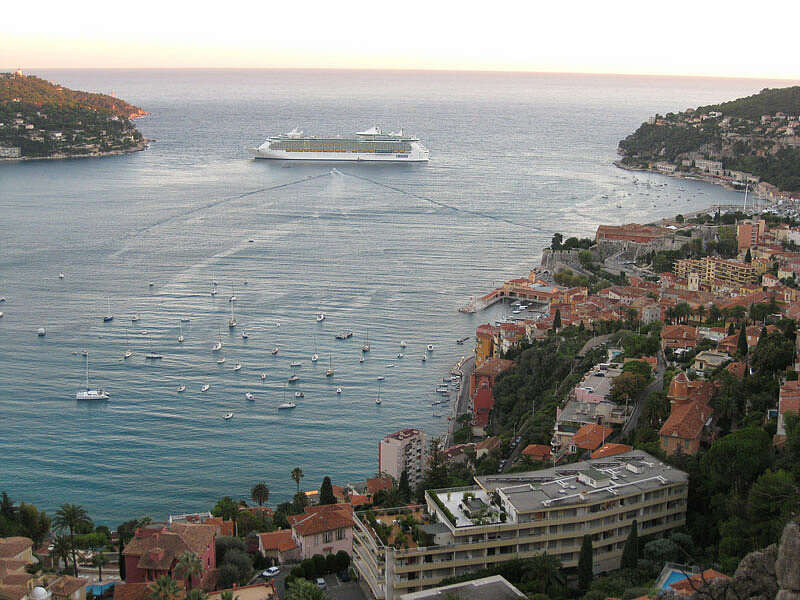 Monaco in der Abenddämmerung, ein Luxusdampfer liegt in der Bucht.