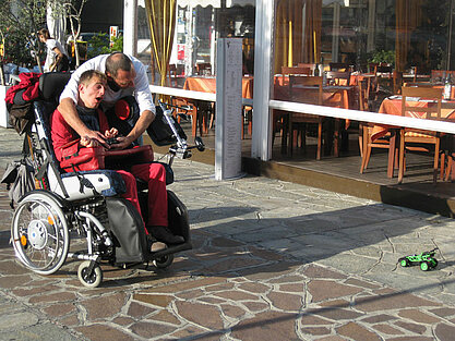Mit Peter habe ich gleich mein neues ferngesteuertes Auto ausprobiert. Auch die Kinder auf dem Spielplatz nebenan waren begeistert.