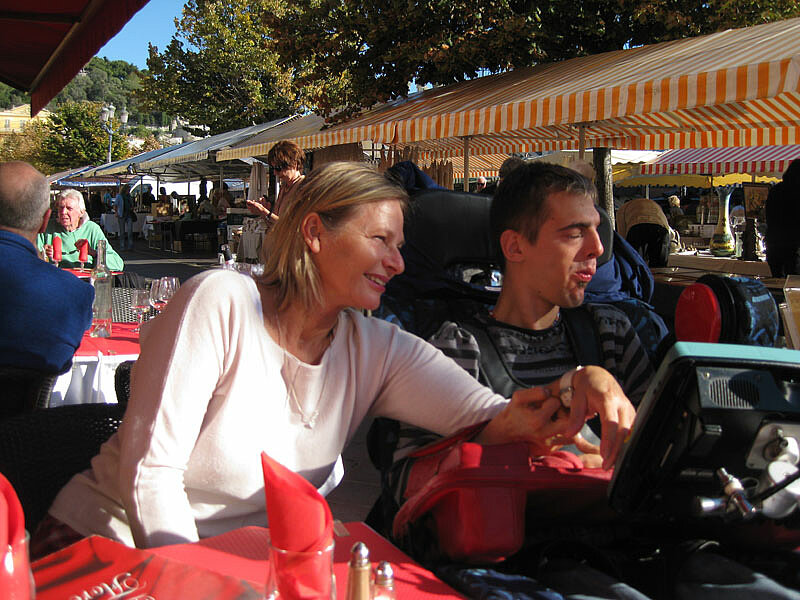 Nach dem Antikmarkt in Nizza ein leckeres Käffchen und Lasagne und Muscheln im Straßenlokal bei schönstem Urlaubswetter